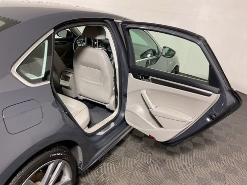 Used 2017 Volkswagen Passat 1.8T R-Line FWD image 31
