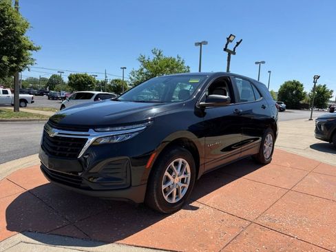 Used 2024 Chevrolet Equinox LS AWD/4WD image 3