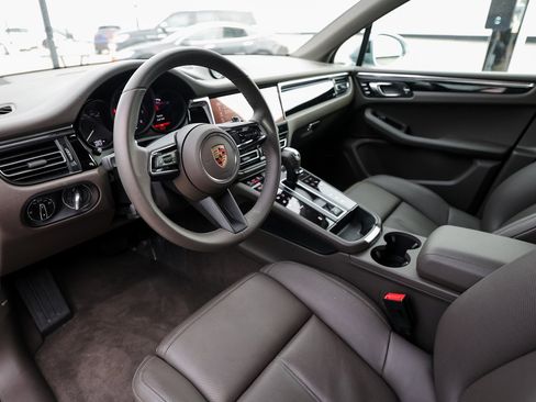 Certified 2025 Porsche Macan image 4