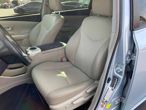 Used 2014 Toyota Prius V Five image 2