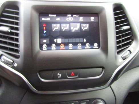 Used 2020 Jeep Cherokee Latitude Plus image 17