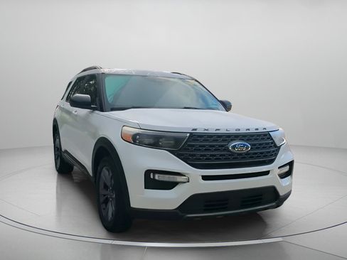 Certified 2022 Ford Explorer XLT w/ Equipment Group 202A RWD image 4