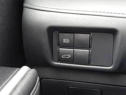 Used 2021 Toyota Highlander LE image 27