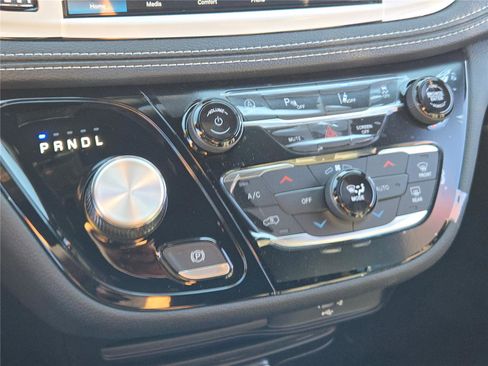 New 2026 Chrysler Pacifica Select image 30