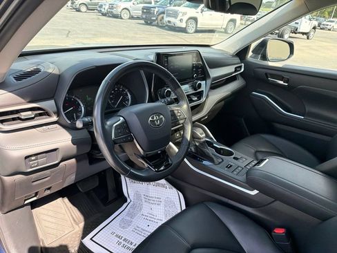 Used 2021 Toyota Highlander XLE AWD/4WD image 10