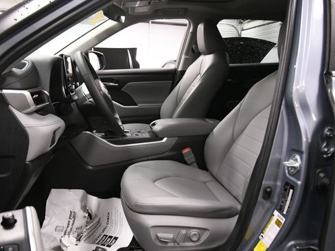 Used 2023 Toyota Highlander XLE AWD/4WD image 9