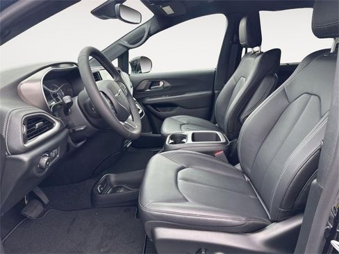 New 2025 Chrysler Pacifica Select w/ Uconnect Theater Family Group image 10