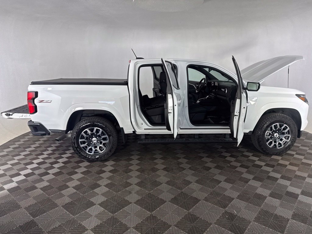 Used 2025 Chevrolet Colorado Z71 w/ Technology Package AWD/4WD image 14