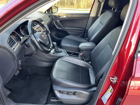 Used 2018 Volkswagen Tiguan SE w/ Panoramic Sunroof Package image 16