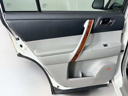 Used 2012 Toyota Highlander Limited w/ Tow Pkg image 26