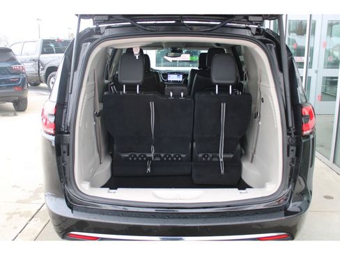 Certified 2022 Chrysler Pacifica Touring-L image 30