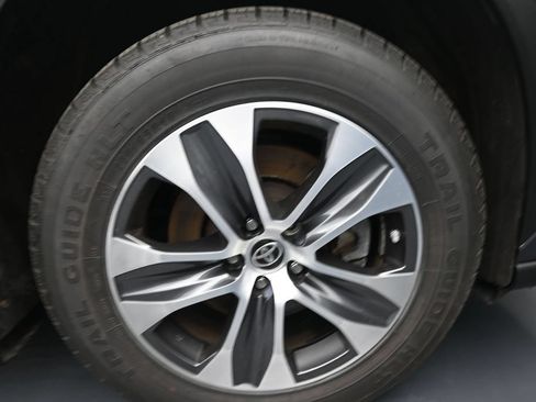 Used 2023 Toyota Highlander XLE AWD/4WD image 17