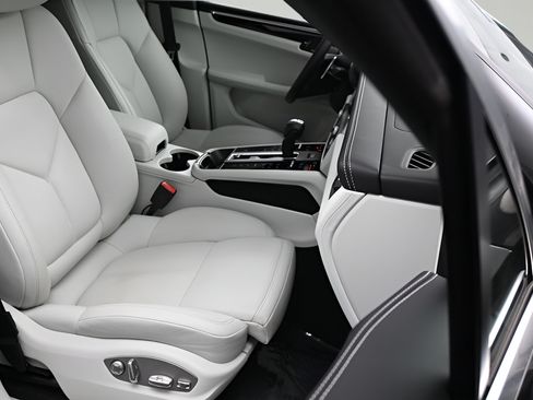 Certified 2024 Porsche Macan AWD/4WD image 11