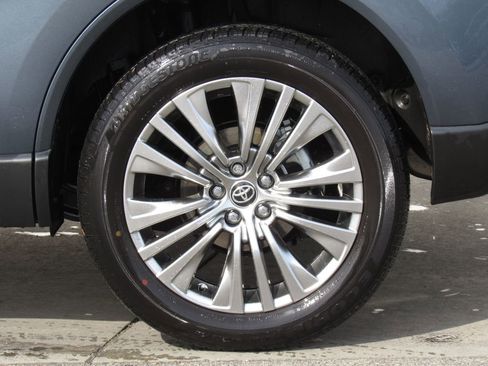 Used 2022 Toyota Venza XLE AWD/4WD image 34