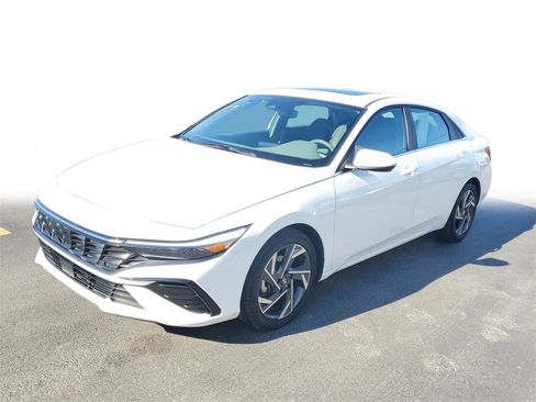 Certified 2025 Hyundai Elantra SEL image 3