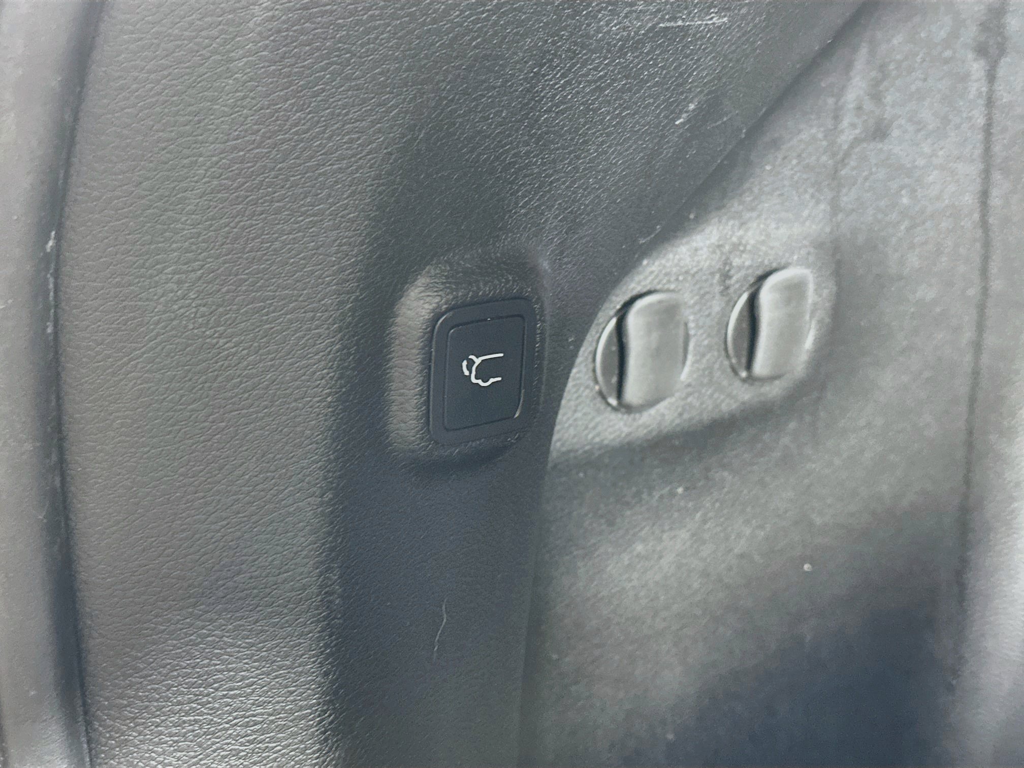 Used 2019 Jeep Cherokee Limited FWD image 28