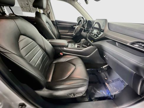 Used 2024 Toyota Highlander XLE FWD image 31