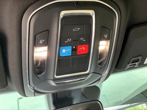 Used 2023 Jeep Grand Cherokee Limited w/ Black Appearance Package AWD/4WD image 32
