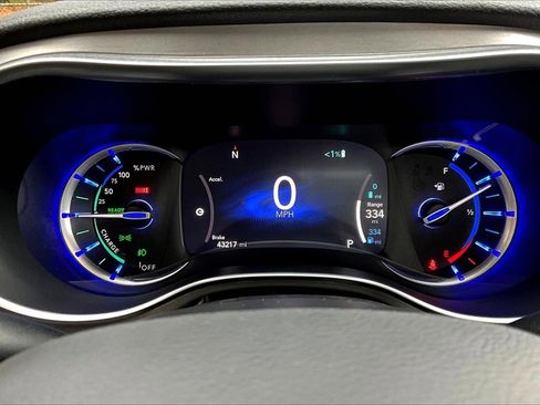 Used 2022 Chrysler Pacifica Limited w/ Uconnect Theater Family Group image 12