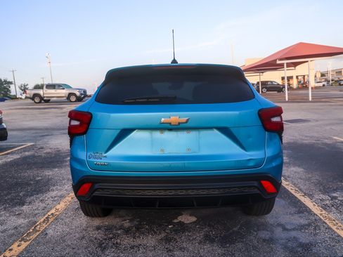Used 2025 Chevrolet Trax LS w/ LS Convenience Package FWD image 9