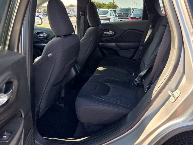 Used 2019 Jeep Cherokee Latitude w/ Popular Appearance Group FWD image 6