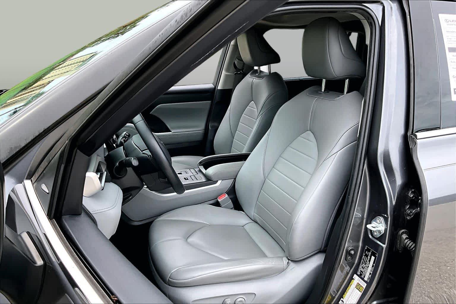 Used 2021 Toyota Highlander XLE AWD/4WD image 8