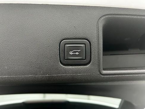 Used 2023 GMC Terrain SLT image 11