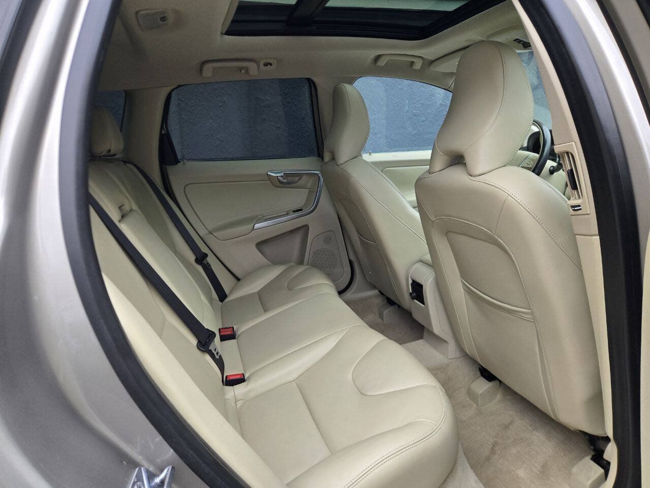 Used 2015 Volvo XC60 T5 Premier w/ Proximity Package FWD image 11