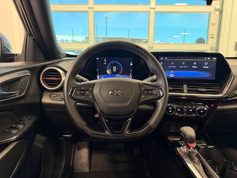Used 2025 Chevrolet Trax RS w/ Sunroof Package FWD image 16