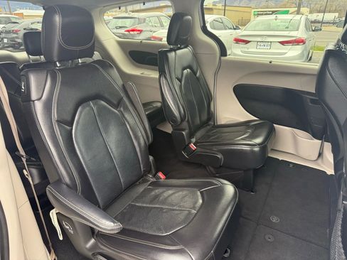Used 2022 Chrysler Pacifica Touring-L image 26