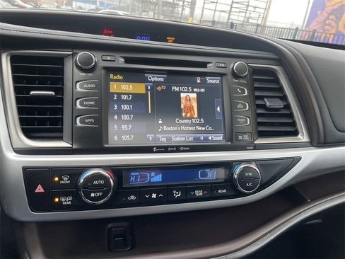 Used 2018 Toyota Highlander SE image 18