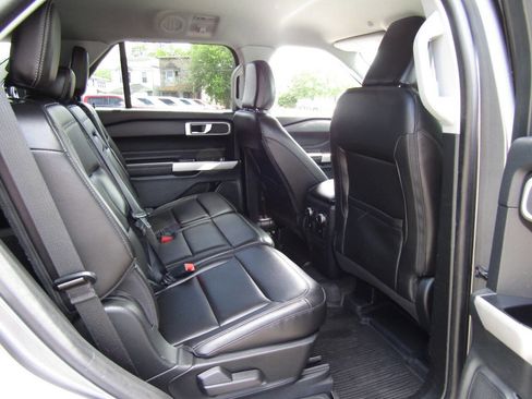 Used 2022 Ford Explorer XLT AWD/4WD image 27
