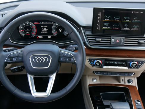 Used 2023 Audi Q5 2.0T Premium Plus w/ Premium Plus Package AWD/4WD image 16