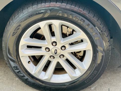 Used 2017 Ford Explorer XLT FWD image 4