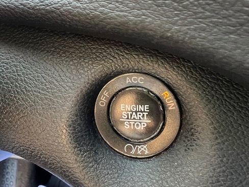 Used 2018 Jeep Cherokee Limited image 29