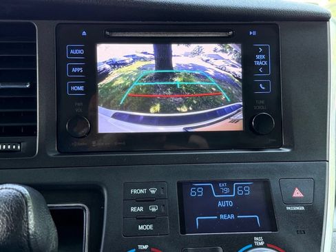 Used 2017 Toyota Sienna LE FWD image 33