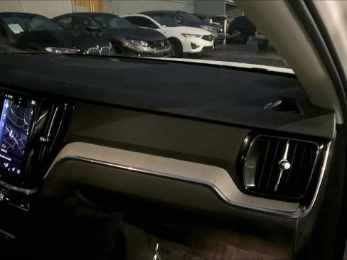 Used 2022 Volvo V60 T5 Cross Country image 19