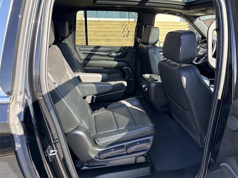 Used 2022 GMC Yukon XL Denali image 13