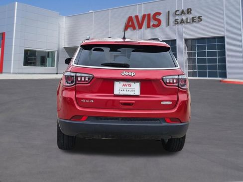 Used 2025 Jeep Compass Latitude w/ Sun & Sound Group AWD/4WD image 5