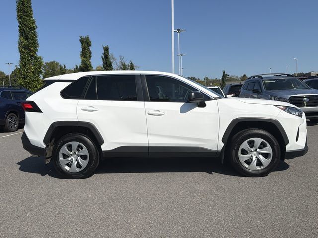 Used 2022 Toyota RAV4 LE FWD image 2
