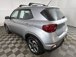 Used 2023 Hyundai Venue SEL FWD video 4