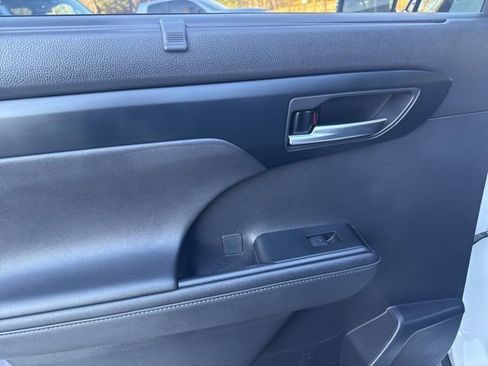 Certified 2023 Toyota Highlander XLE image 11