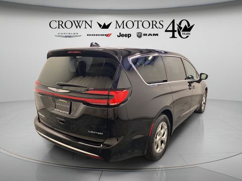 Used 2024 Chrysler Pacifica Limited FWD image 14