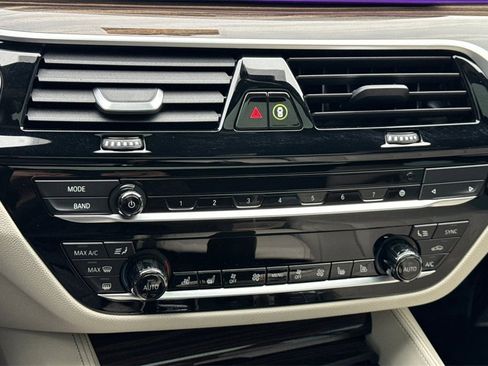 Used 2022 BMW M550i xDrive w/ Executive Package image 25