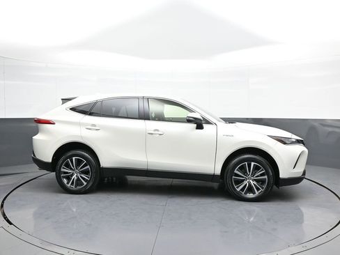 Certified 2021 Toyota Venza LE image 5