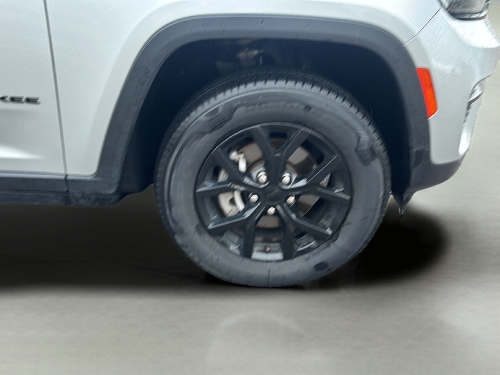 Used 2024 Jeep Grand Cherokee Altitude AWD/4WD image 26