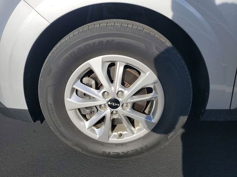 Used 2022 Kia Carnival LX image 17