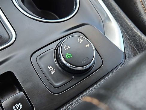 Used 2021 Chevrolet Traverse LT w/ LT Premium Package image 17