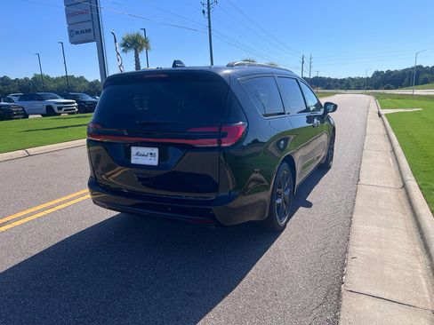 New 2027 Chrysler Pacifica Limited w/ S Appearance Package FWD image 6