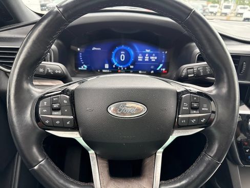 Used 2024 Ford Explorer Platinum w/ Technology Package AWD/4WD image 11